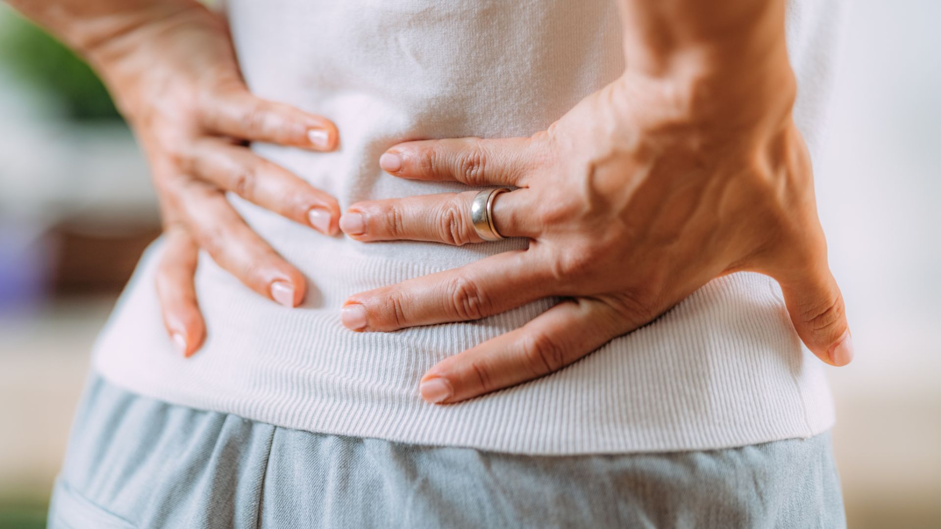 Lower back pain: symptoms, remedies and exercises for pain relief